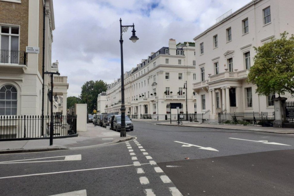 Cruce de Eaton Square con la calle Upper Belgrave Street en cuya acera de la derecha está el número 8 en donde Corinna escogió un piso de 6 millones de euros para el rey Juan Carlos I en 2011.