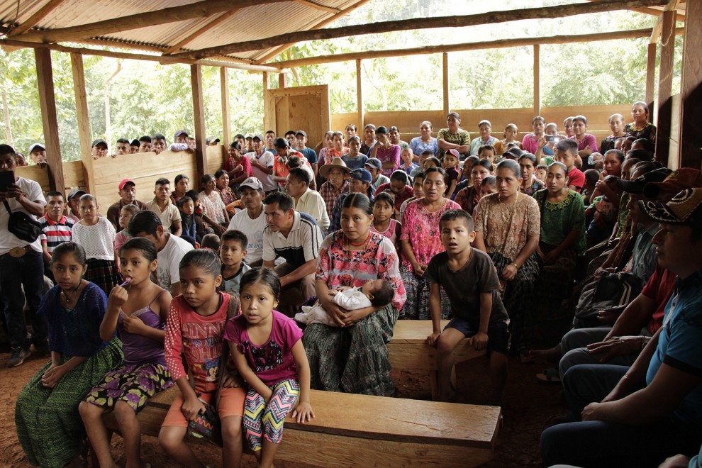 Asamblea de una comunidad maya q'eqchi', afectada por diferentes megaproyectos en la región de Alta Verapaz, en Guatemala.