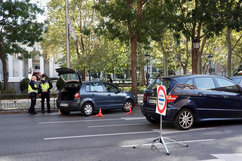 Control policial en la calle Recoletos en Madrid. EFE/ Zipi/Archivo