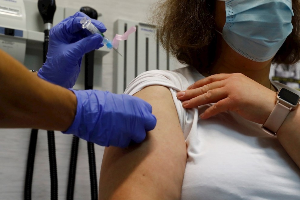 Una mujer se vacuna contra la gripe en un centro de salud del madrileño Barrio del Pilar, en el primer día de la campaña de vacunación. /EFE