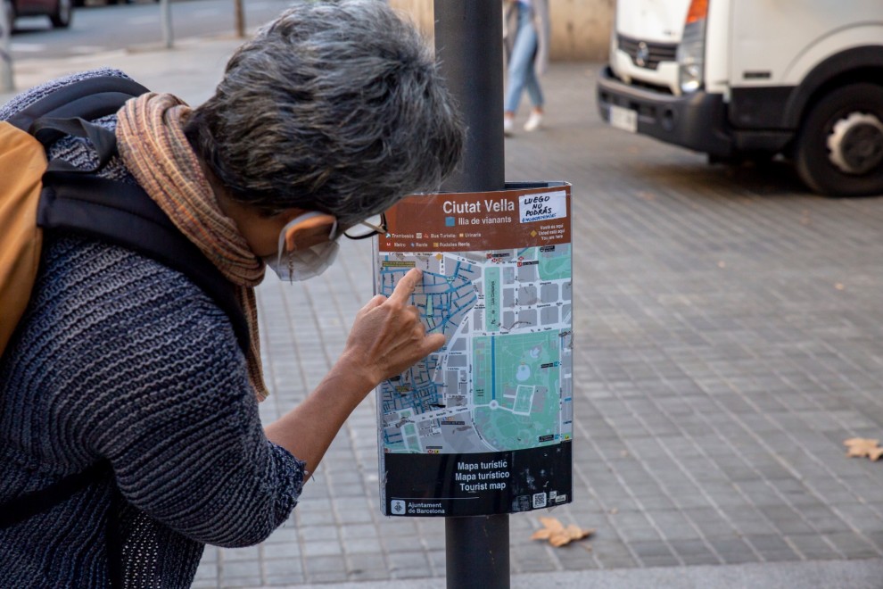 Marta Fonseca, membre del Col·lectiu Punt 6, assenyalant un mapa de Ciutat Vella. Bru Aguiló.
