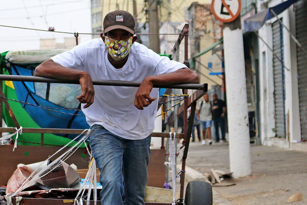 El movimiento “Pimp my carroça” entregó mascarillas diseñadas por @osgemeos a los recicladores informales de Río, dentro de su kit básico de seguridad. @FECHRISTO_FOTOGRAFIA/ PIMPMYCARROÇA. Mayo 2020.