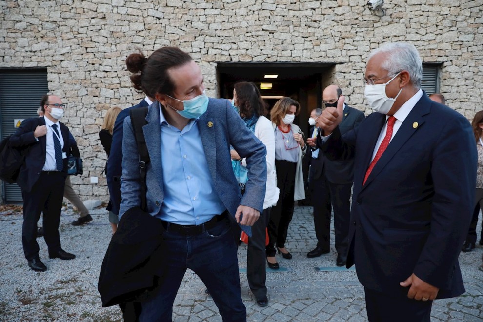 El líder de Podemos y vicepresidente del Gobierno, Pablo Iglesias, saluda al primer ministro portugués Antonio Costa el pasado 10 de octubre en Guarda. /EFE