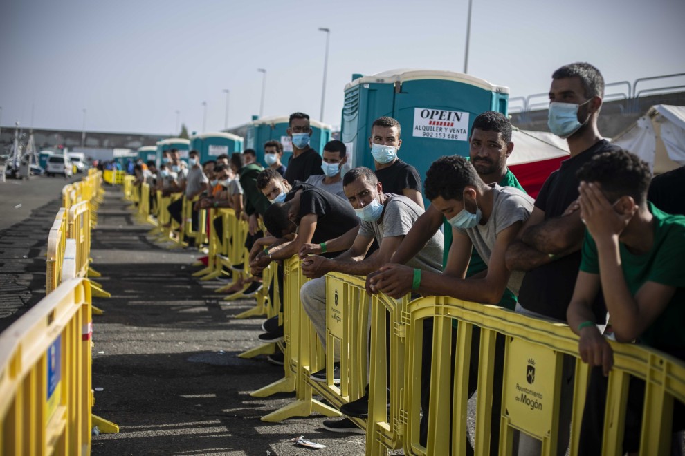 Más de 300 migrantes marroquiés esperan en el muelle de Arguineguín, Gran Canaria, a que haya una plaza libre en el colapsado sistema de acogida de Canarias. Algunos llevan cinco días en el puerto.- JAIRO VARGAS