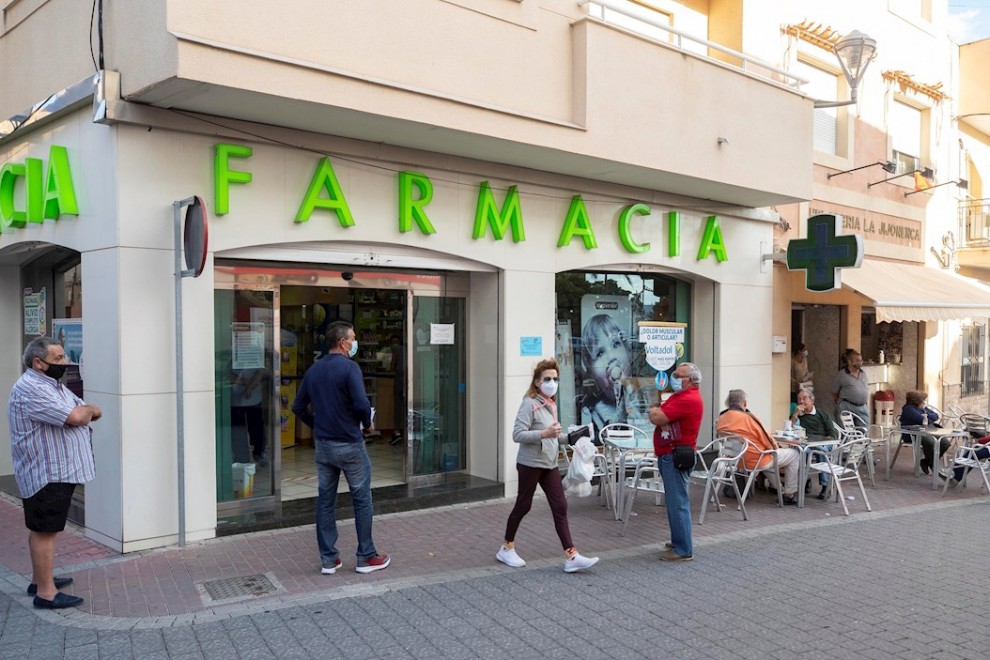Varios vecinos de Fortuna, (Murcia), hacen cola en una farmacia del municipio, en una imagen de archivo. EFE/Marcial Guillén