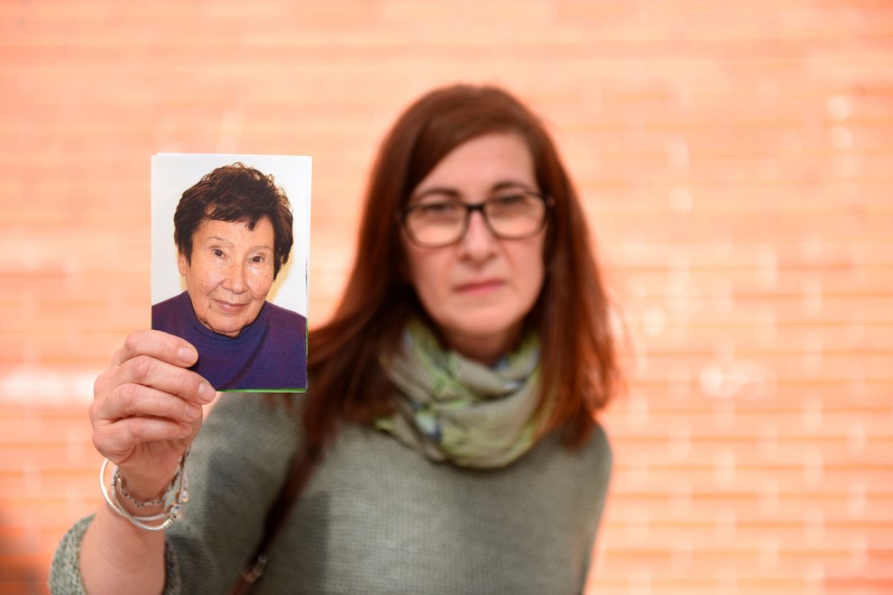 La hija de María Jesús sujetando una fotografía de su madre.