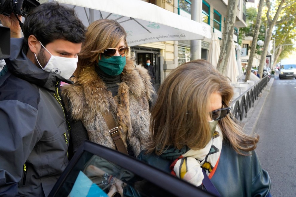 La mujer del extesorero del PP Luis Bárcenas, Rosalía Iglesias, sale de su domicilio, acompañada de su hijo Willy Bárcenas un día después de conocer que podría entrar en prisión por la trama Gürtel, en Madrid. /Ángel Díaz Briñas / Europa Press