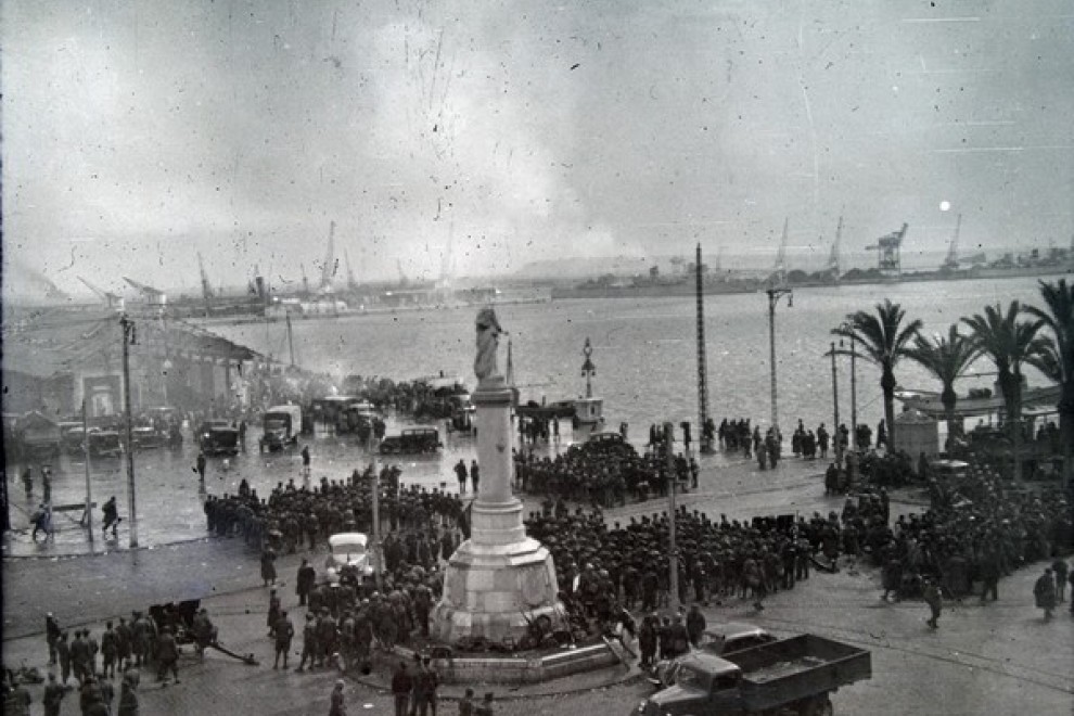 Republicanos en el puerto de Alicante al final de la guerra civil esperan los barcos del exilio. / Archivo Municipal de Alicante (Colección de Francisco Sánchez).