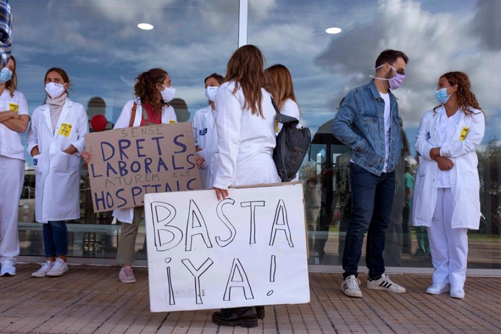 Concentración de médicos frente a las puertas del Hospital Mateu Orfila de Mahón durante el primer día de la huelga convocada por la Confederación Estatal de Sindicatos Médicos (CESM) para visibilizar la huelga convocada hoy