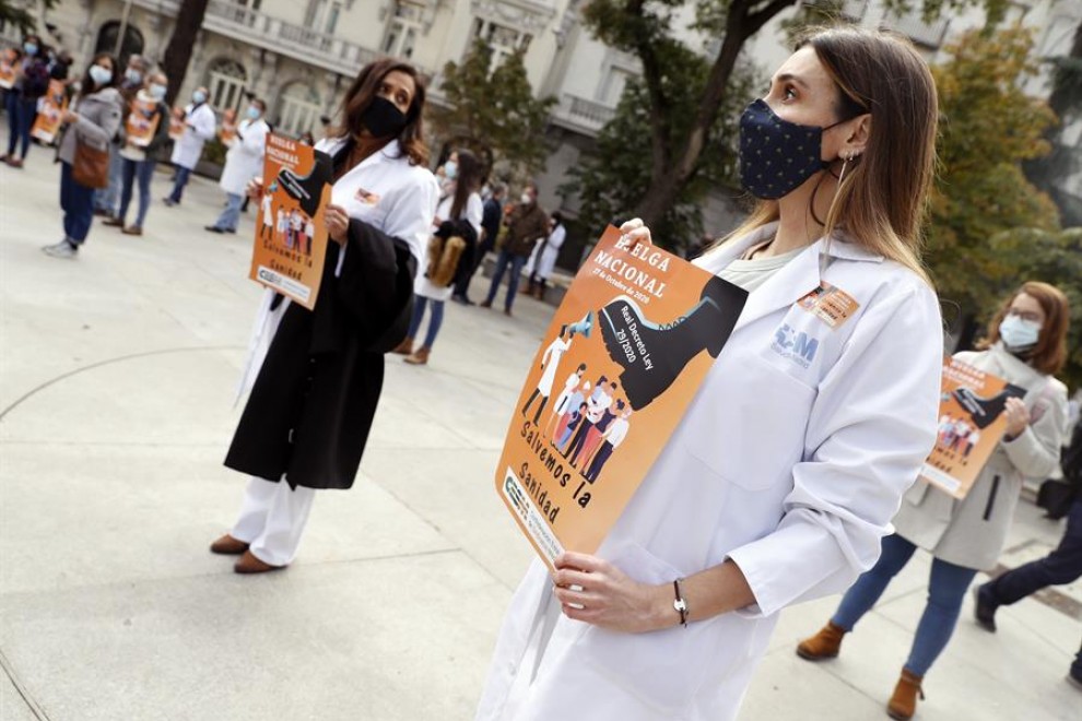 Varios médicos participan en la concentracion convocada por la Confederación Estatal de Sindicatos Médicos (CESM) frente al Congreso de los Diputados, para visibilizar la huelga convocada hoy para todos los médicos de España contra el "decretazo" que, en