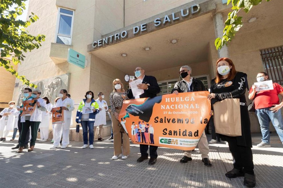 Un grupo de médicos se concentra este martes en el centro de Salud de San Andrés de Murcia durante una manifestación a nivel nacional contra "el desmantelamiento de la Sanidad Pública".
