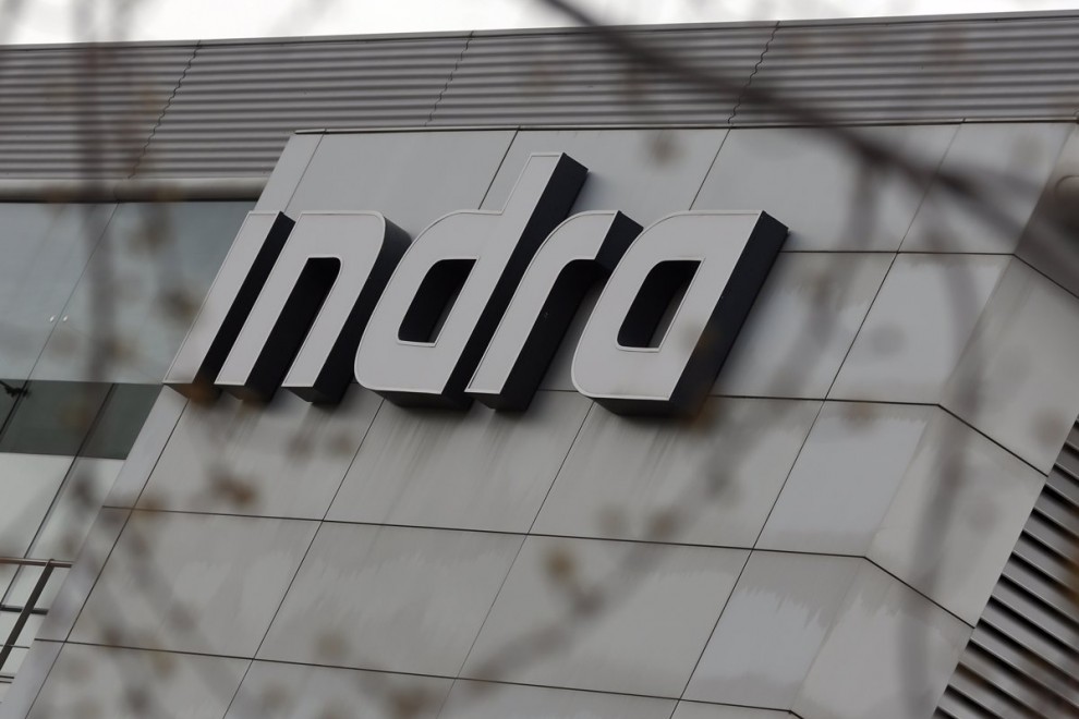 El logotipo de Indra en su sede en Alcobendas, cerca de Madrid. REUTERS/
