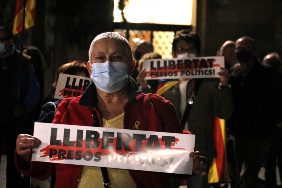 Una manifestant sostenint un cartell amb el text 'Llibertat presos polítics' a la concentració contra les detencions de la Guàrdia Civil el 28 d'octubre a Barcelona. ACN/Gerard Artigas