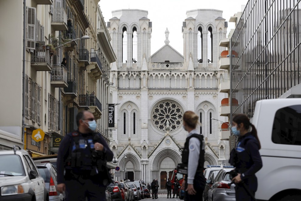 Agentes de la policía francesa aseguran la calle cerca de la entrada de la iglesia Basílica de Notre Dame en Niza, Francia, el 29 de octubre de 2020, luego de un ataque con cuchillo.
