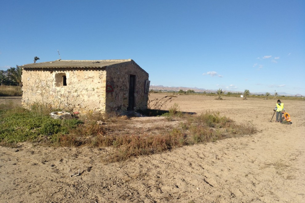 Un equipo de arqueólogos realiza una prospección con detectores de metales para recabar objetos. / F. M.