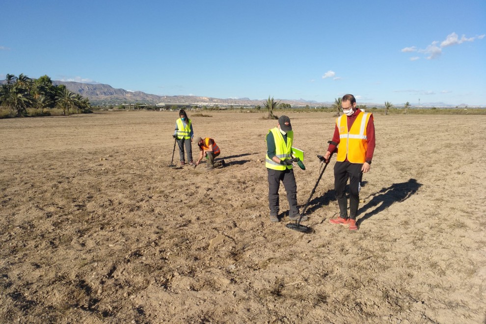 Un equipo de arqueólogos realiza una prospección con detectores de metales para recabar objetos. / F. M.