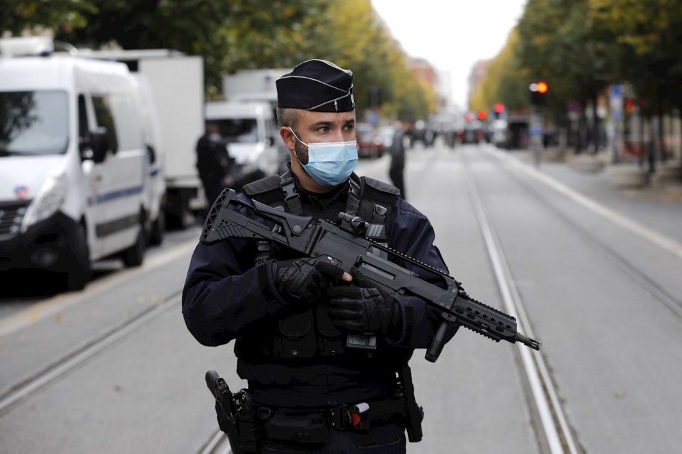 Policías franceses armados aseguran la calle cerca de la entrada de la iglesia Basílica de Notre Dame en Niza, Francia.