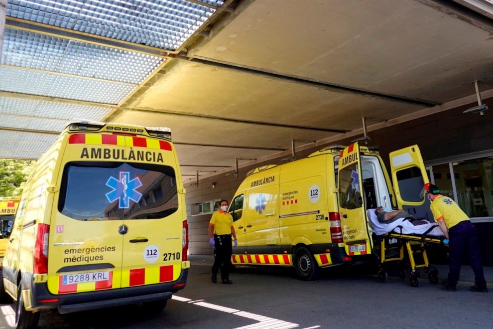 Técnicos sanitarios transportan a un enfermo en la entrada de urgencias del hospital Arnau de Vilanova de Lleida.