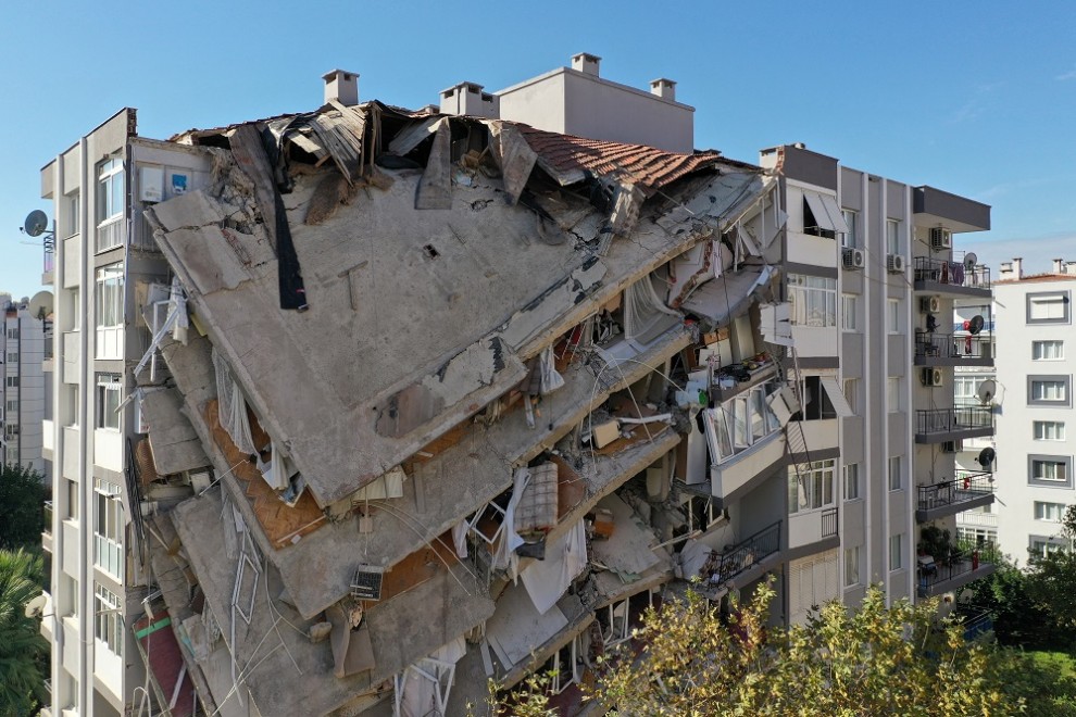 Imagen de un edificio destrozado por el terremoto de Esmirna.