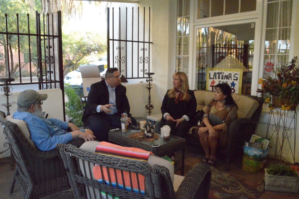 Latinos Republicanos en el sur de Phoenix, en la vivienda de Sylvia Menchaca.