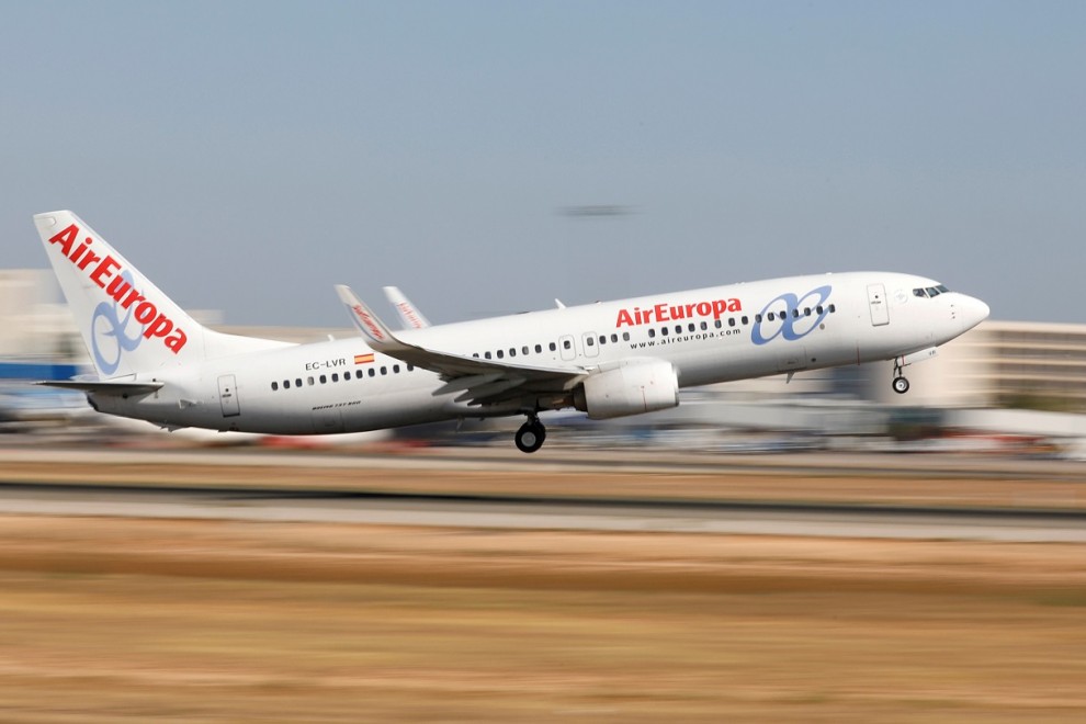 Un aparato Boeing 737-800 de Air Europa despega del aeropuerto de Palma de Mallorca. REUTERS/Paul Hanna