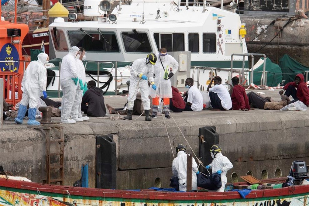 Un cayuco con 72 inmigrantes a bordo, uno de ellos fallecido y tres en estado grave, ha llegado este miércoles al puerto de los Cristianos, en Tenerife.