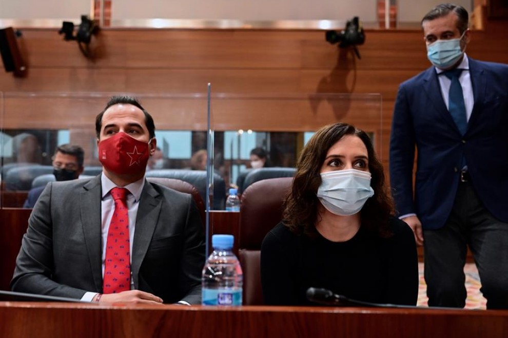 La presidenta de la Comunidad de Madrid, Isabel Díaz Ayuso (d), y el vicepresidente, Ignacio Aguado, asisten a una nueva sesión del pleno de la Asamblea de Madrid, este jueves.