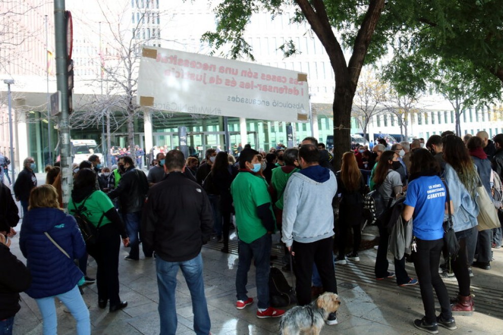 Desenes de persones han donat suport a la PAH davant la Ciutat de la Justícia pel judici per l'ocupació d'una oficina bancària.