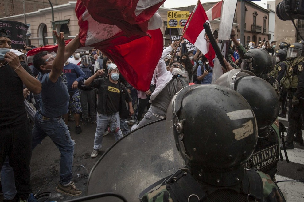 La policía dispersa a manifestantes que marchan hacia el Palacio de Gobierno y el Palacio Legislativo en Lima (Perú).