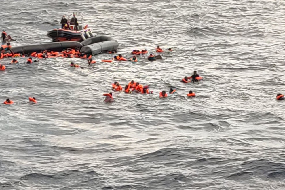 Los equipos de rescate están en el agua intentando recuperar a unas 100 personas, hay niños y bebés.