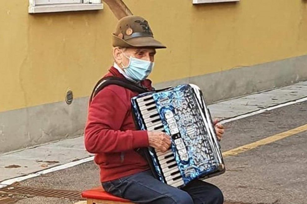 Stefano Bozzini tocando su acordeón para amenizar la estancia de su mujer en el hospital.