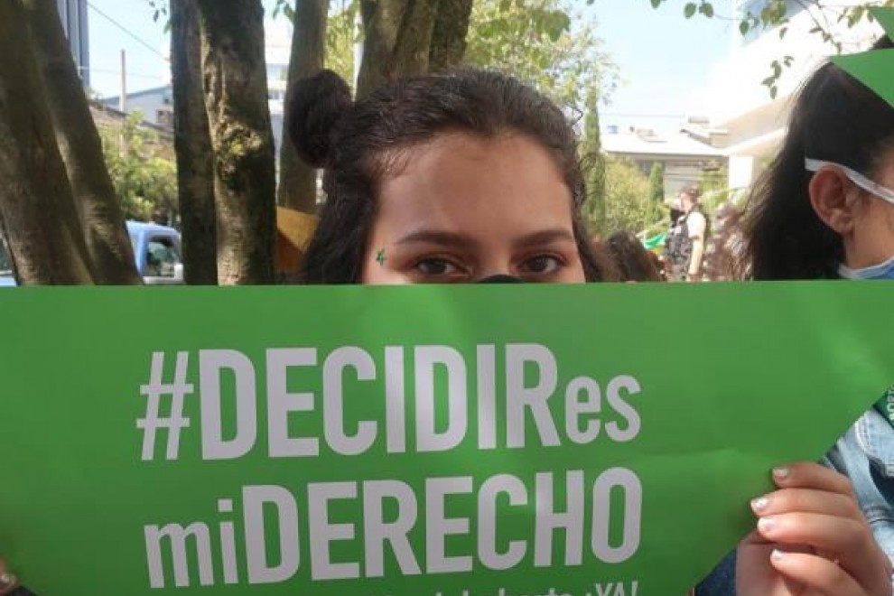 Una mujer sostiene un cartel mientras se manifiesta a favor de la despenalización del aborto hoy en Quito.