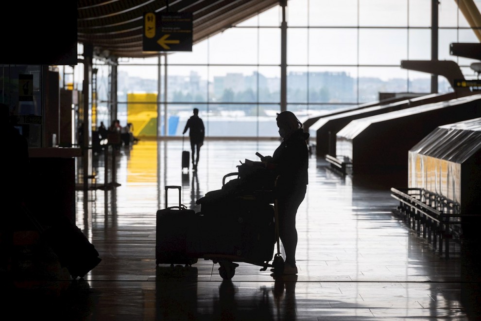 Vista de pasajeros en la terminal T-4 del aeropuerto Madrid- Barajas Adolfo Suárez este jueves.