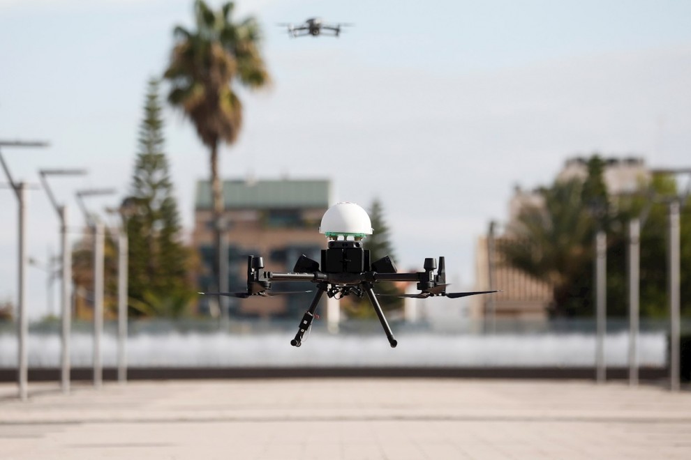 Despegue de un dron con material sanitario durante la presentación del proyecto 'Uso de drones para transporte de material sanitario y de emergencias', este lunes en Valencia.