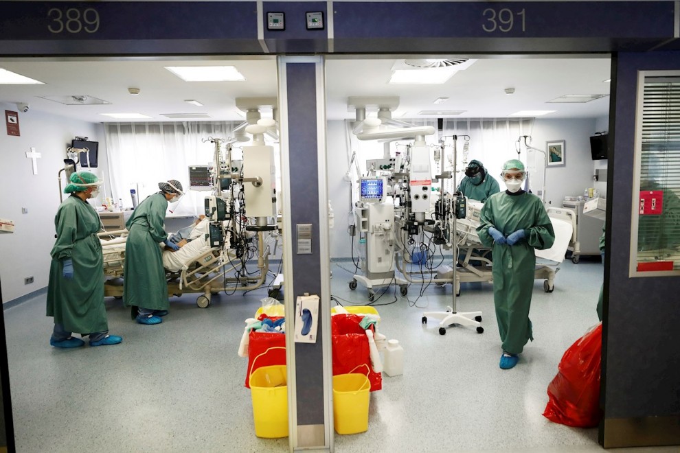 Médicos y enfermeras atienden a dos pacientes en la UCI de la Clínica Universidad de Navarra