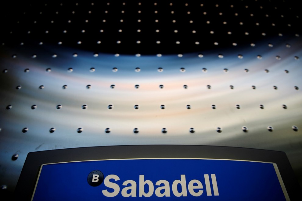 El logo de Banco Sabadell en un cajero automático de la entidad, en una de sus oficinas en Madrid.
