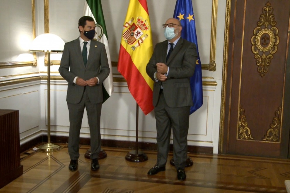 Moreno se reúne con el portavoz del grupo parlamentario de Vox, Alejandro Hernández