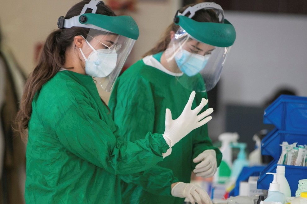 19/11/2020.- Sanitarios del Hospital Clínico Lozano Blesa de Zaragoza se equipan para atender la sala de recepción de pacientes con síntomas covid en Urgencias.