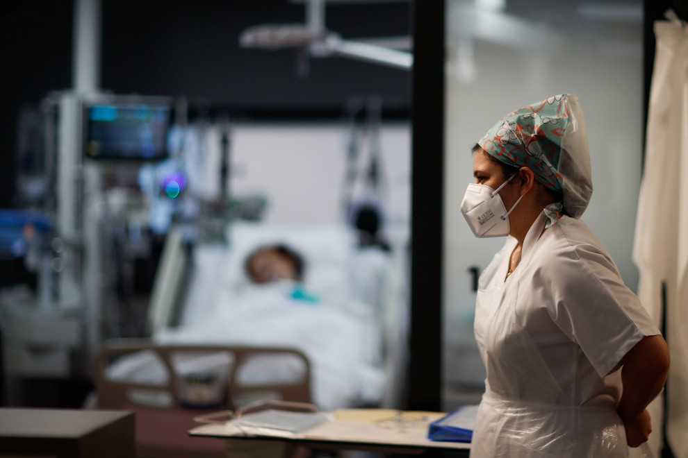 Una enfermera se prepara para atender a un paciente de covid en un hospital cercano a París, Francia.