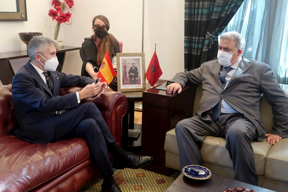 El ministro del Interior, Fernando Grande-Marlaska (i), durante su reunión con su homólogo marroquí, Abdelouafi Laftit en Rabat.