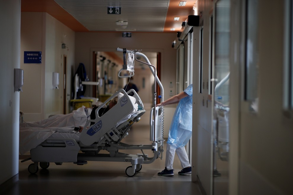 Una enfermera asiste a una paciente de covid en un hospital cerca de París