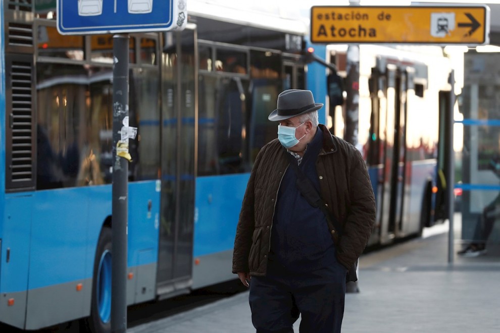 Un hombre protegido con una mascarilla transita las inmediaciones de la Estación de Atocha de Madrid.