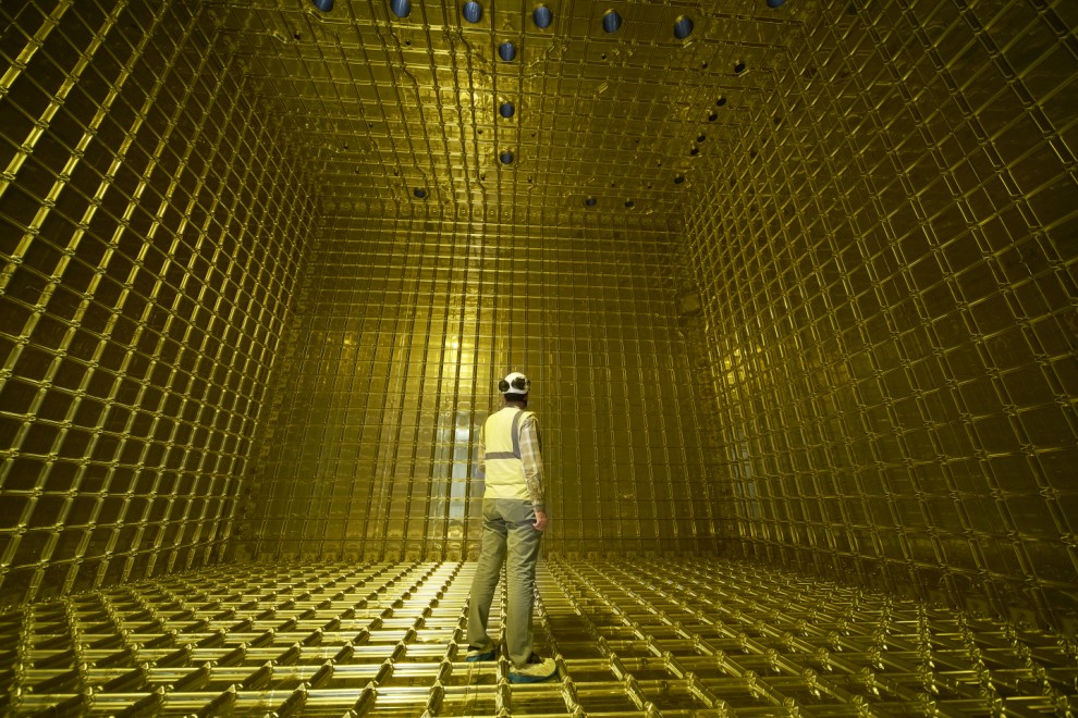 Interior de un prototipo de detector de neutrinos para la mina de Dakota del Sur, construido con finas mallas metálicas en el CERN./CERN