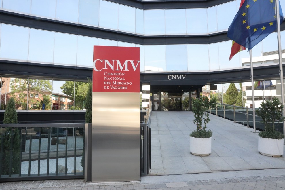 Entrada principal de la sede de la Comisión Nacional del Mercado de Valores (CNMV) en Madrid.