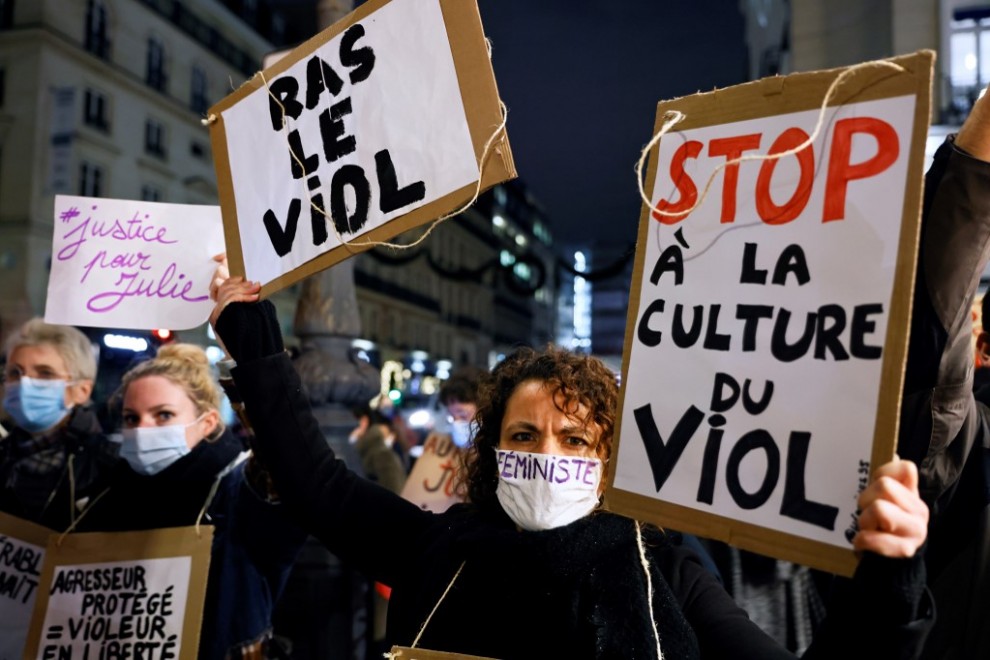 Manifestantes sostienen carteles, incluido uno que decía 'Alto a la cultura de la violación' el 18 de noviembre de 2020, en París, durante una manifestación.