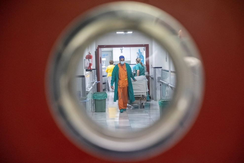 Personal sanitario trabaja en una planta del madrileño hospital Gregorio Marñón