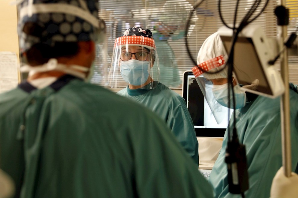 25/11/2020.- Varios profesionales sanitarios trabajan en la UCI del Hospital Vall d'Hebron de Barcelona.