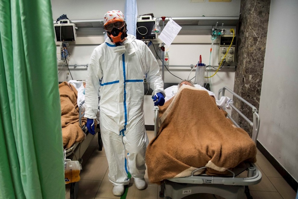 Personal sanitario atiende a varios pacientes en un hospital de Genoa, en Italia.