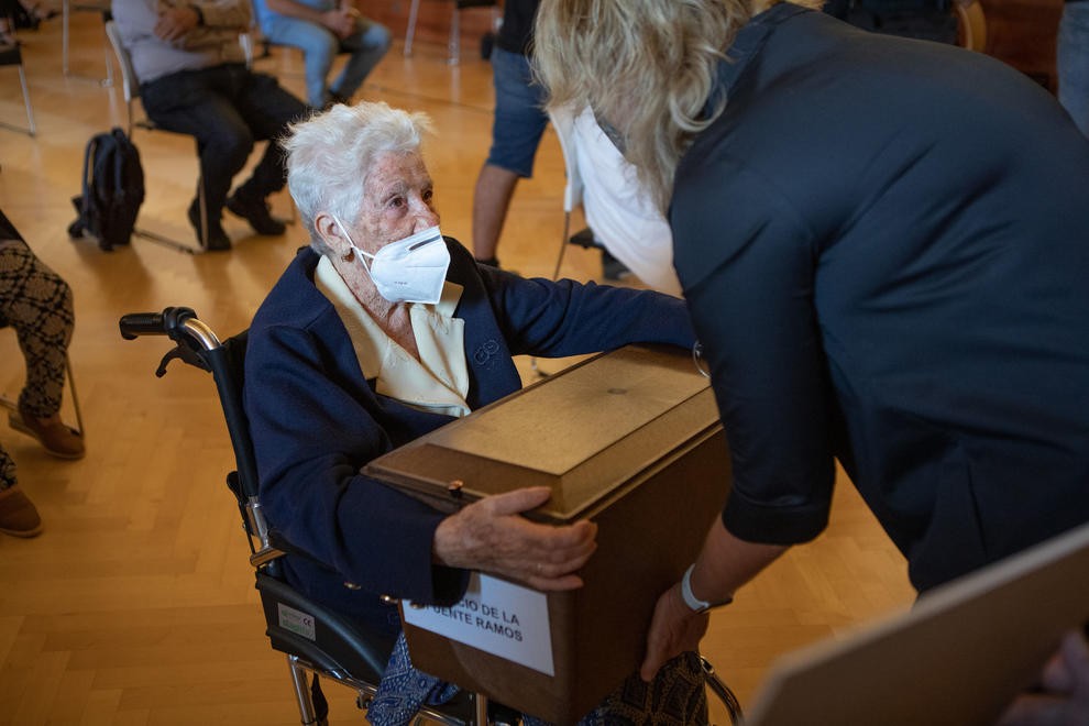 Paula de la Fuente recibe los restos de su padre Leoncio, asesinado en 1938, de manos de la consejera Ollo del Gobierno de Navarra.-