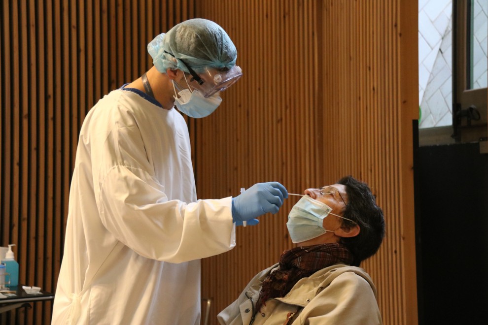 Una dona fent-se una prova amb test d'antígens al cribratge al recinte modernista de l'hospital Sant Pau de Barcelona.